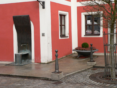Brunnen am Marktplatz an der Aussenmauer vom Alten Rathaus mit Wasserlauf
