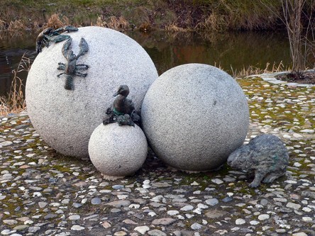 Steinkugeln mit Flusstieren drauf - Enten, Krebse an der sogenannten Baumann-Naab