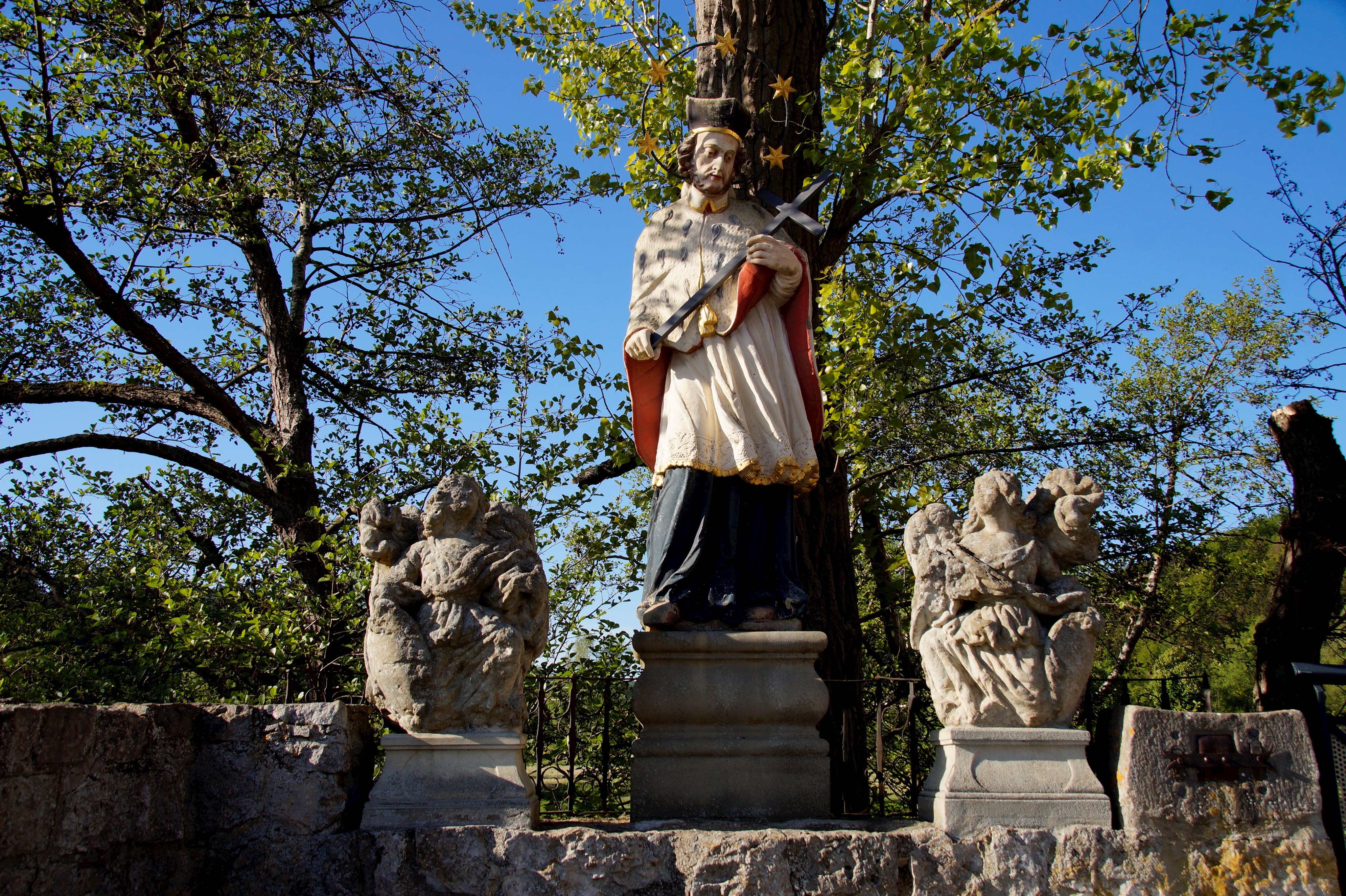 Brückenpatron Heiliger Nepomuk mit Engel auf der Naabbrücke Steinstatue
